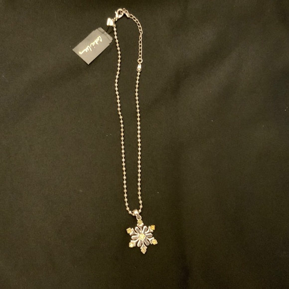 N6/ NWT 16” Cookie Lee Necklace - Silver necklace and Snowflake Crystal Pendant - Picture 1 of 3